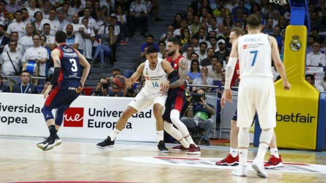 Ayón posteando ante la defensa de Baskonia