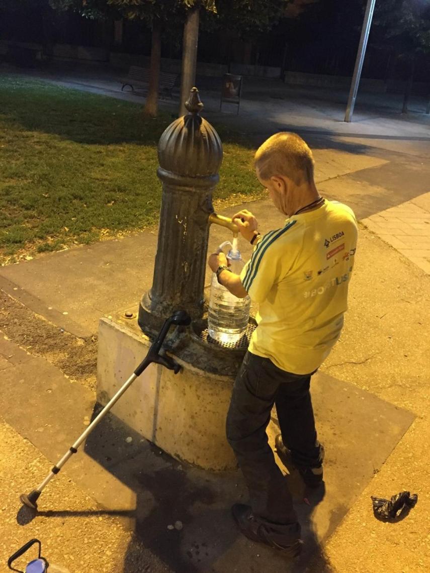 Rafa llena agua en la fuente