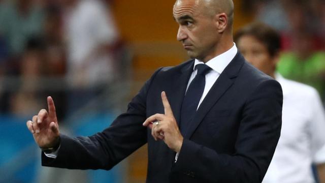 Roberto Martínez da instrucciones desde la banda.