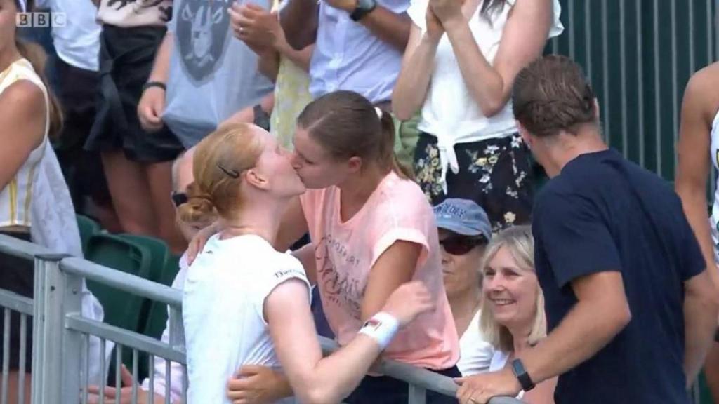 Van Uytvanck le da un beso a su pareja.