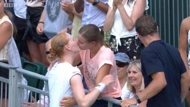 Van Uytvanck le da un beso a su pareja.