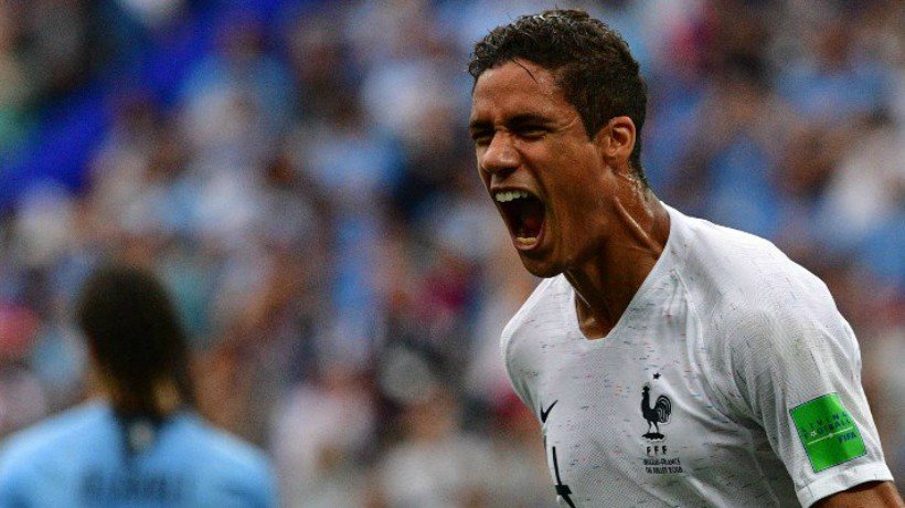 Varane celebra su gol. Foto: Twitter (@equipedeblues).