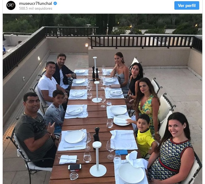 Cristiano se rodea de familia y amigos a la espera de su futuro