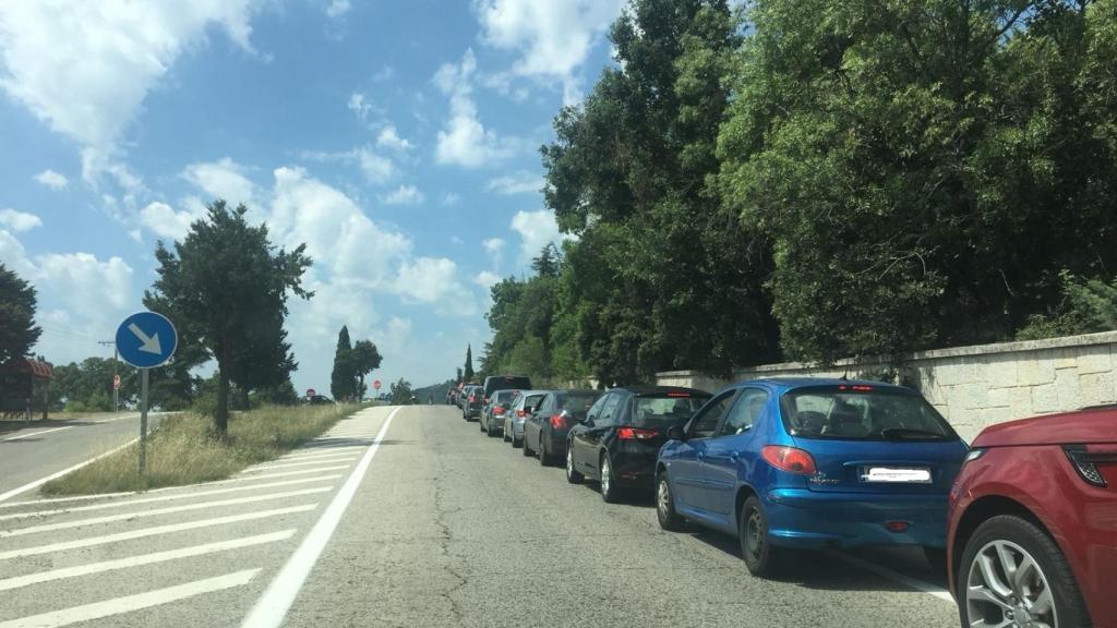 Retenciones a la entrada del monumento, en la sierra madrileña.