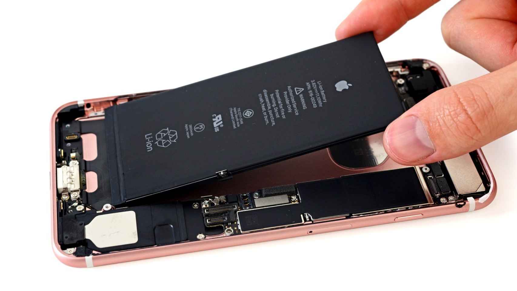 Batería siendo extraída de un iPhone