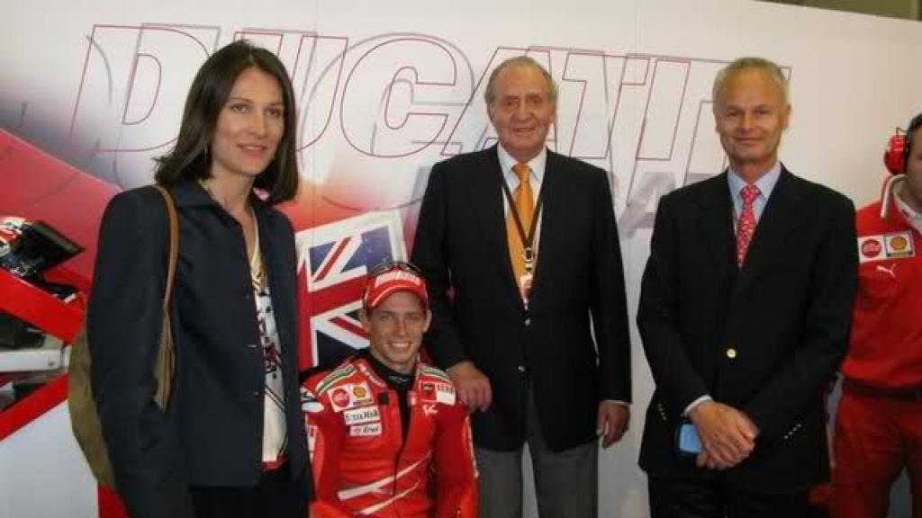 El rey Juan Carlos, Álvaro de Orleans-Borbón y su esposa Antonella en un Gran Premio de MotoGP.