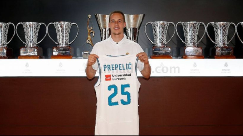 Klemen Prepelic, posa con su nueva camiseta