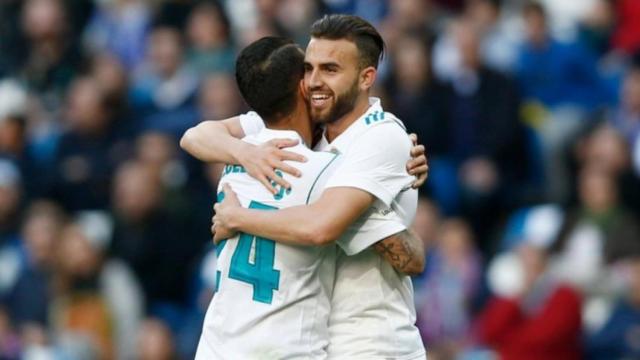 Abrazo de celebración de Ceballos y Mayoral