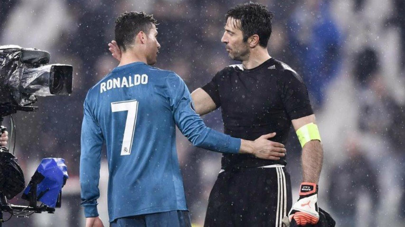 Cristiano y Buffon se saludan. Foto juventus.com