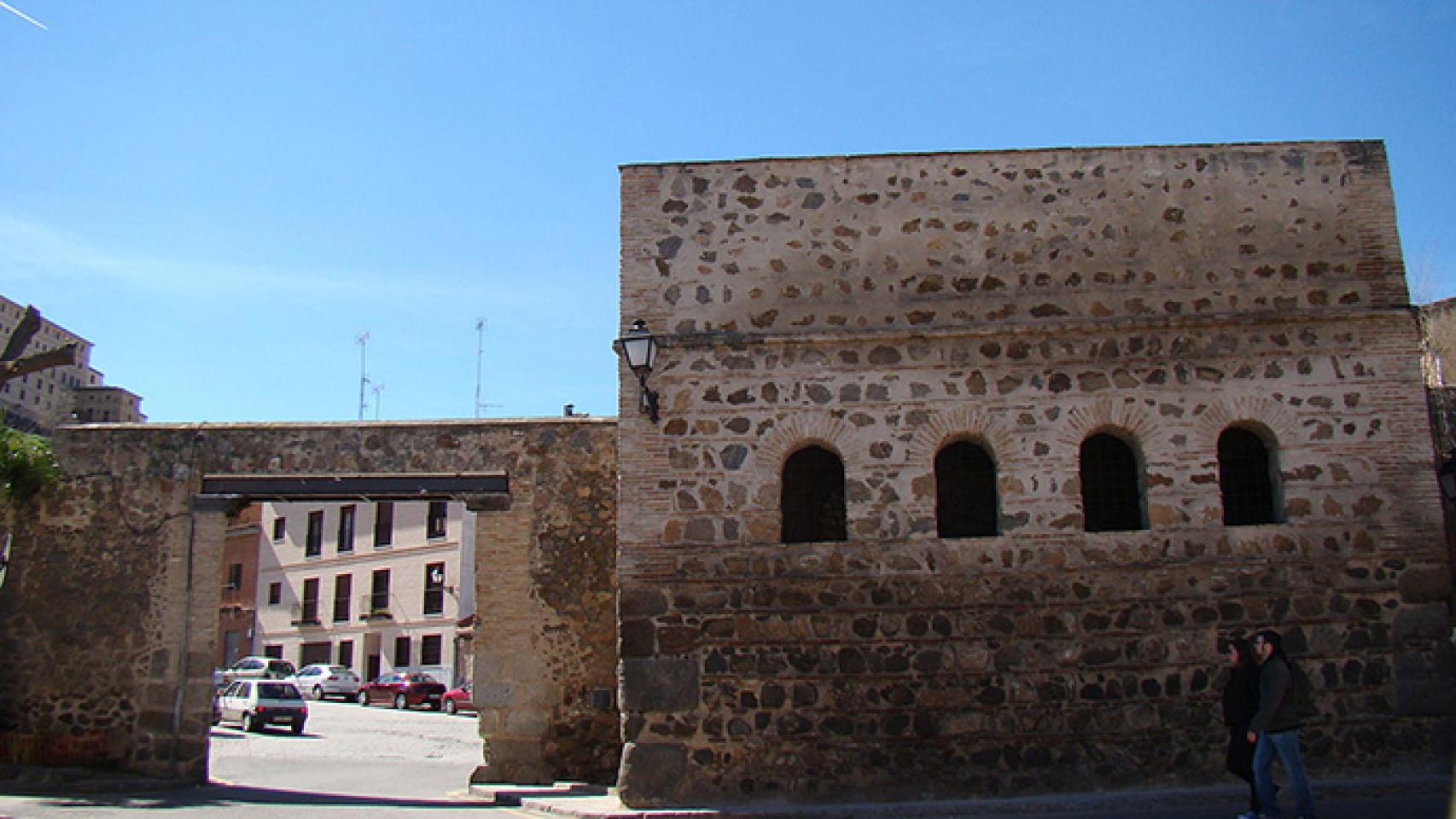 Muere fulminado por un infarto un turista sueco de 65 años en plena calle, en la Puerta del Vado de Toledo