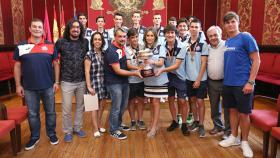 Los jugadores posaron con el trofeo (Óscar Huertas)