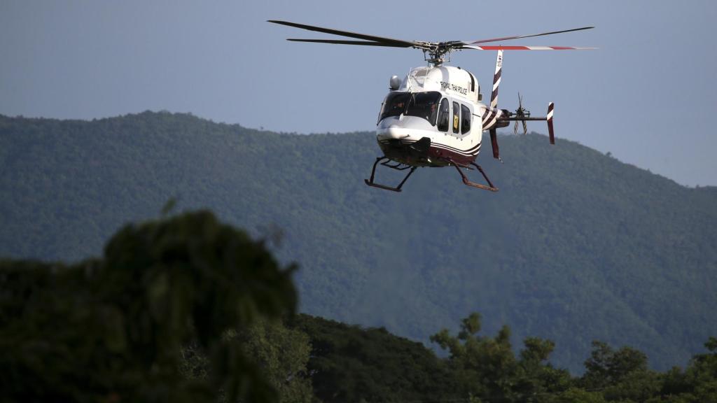 El helicóptero militar  traslada a uno de los últimos rescatados de la cueva.