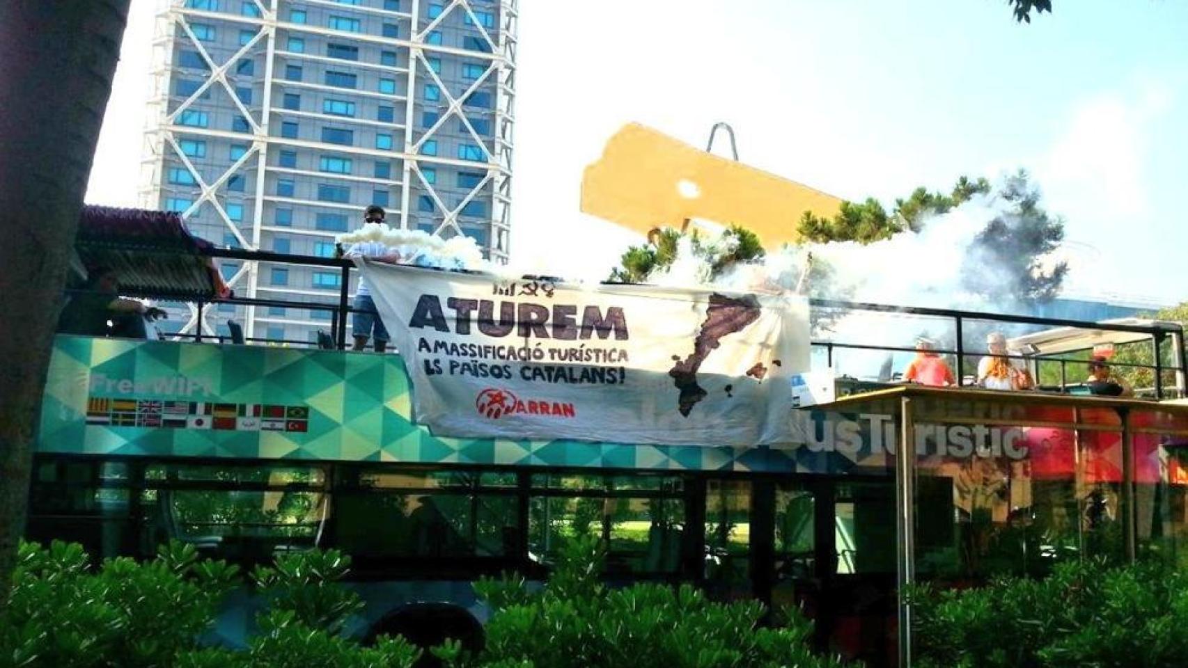 Este es el bus turístico atacado en Barcelona