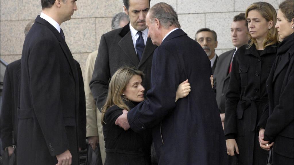 Letizia hace la reverencia al rey Juan Carlos I.