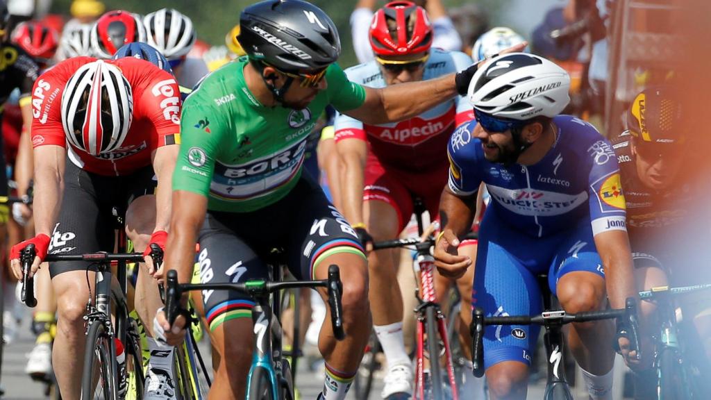 Peter Sagan felicita a Gaviria tras imponerse al sprint.