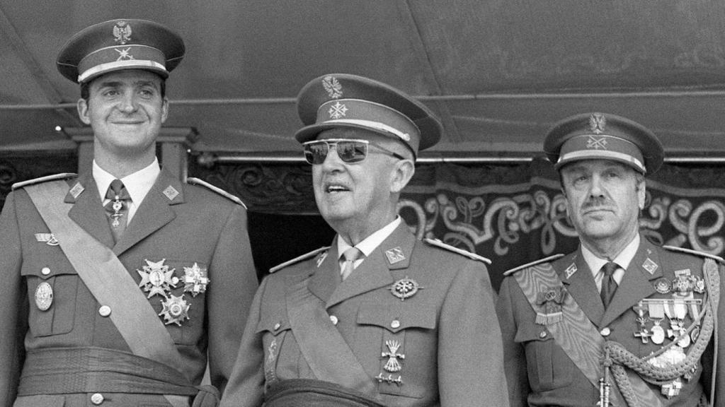 Juan Carlos I, a la izquierda, con Franco, en el centro de la imagen, en una foto histórica.
