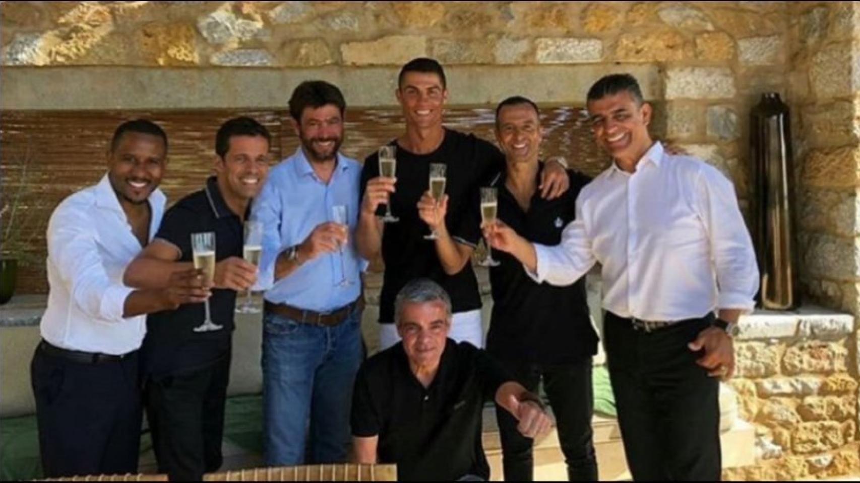 Cristiano, Jorge Mendes y Andrea Agnelli, presidente de la Juventus, tras cerrar el fichaje en Grecia. Foto: @sergiolpereira de Mais Futebol