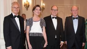 Juan Carlos I junto a Álvaro de Orleans (a la izquierda), Alberto y Carolina de Mónaco en una cena en 2016.