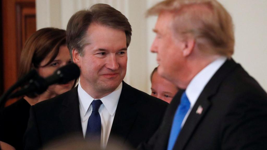 El juez Kavanaugh, junto con Donald Trump.