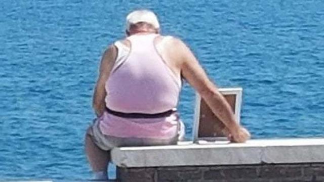 La fotografía de este hombre enamorado frente al mar se ha hecho viral.