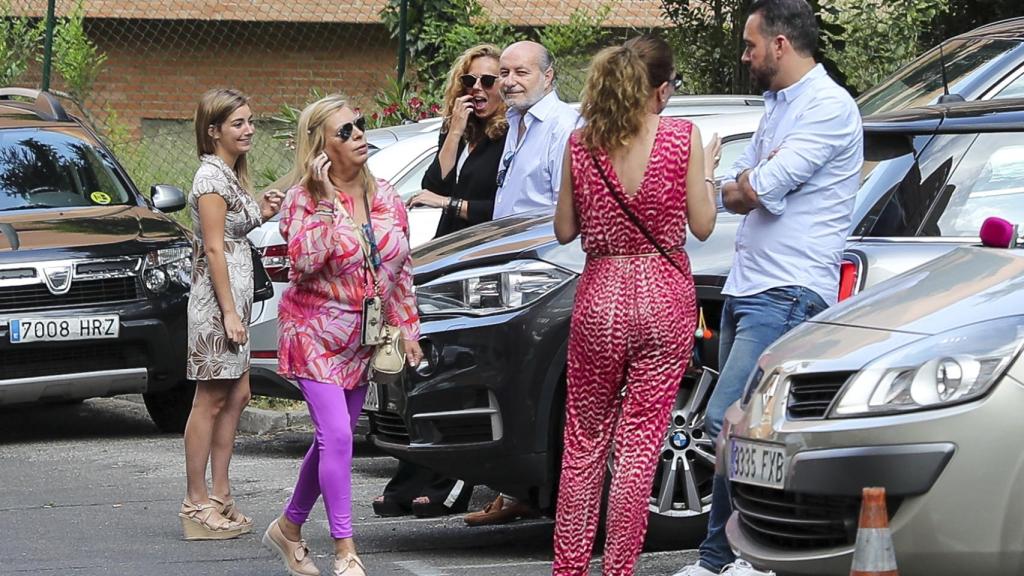 Borrego, muy pendiente del teléfono, junto a Kike Calleja, su marido e hija y Carrasco.