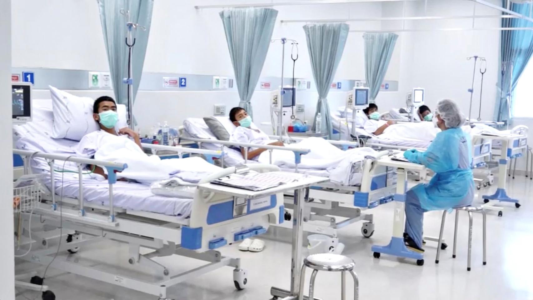 Los niños, con mascarilla y descansado en el hospital de Chiang Rai.