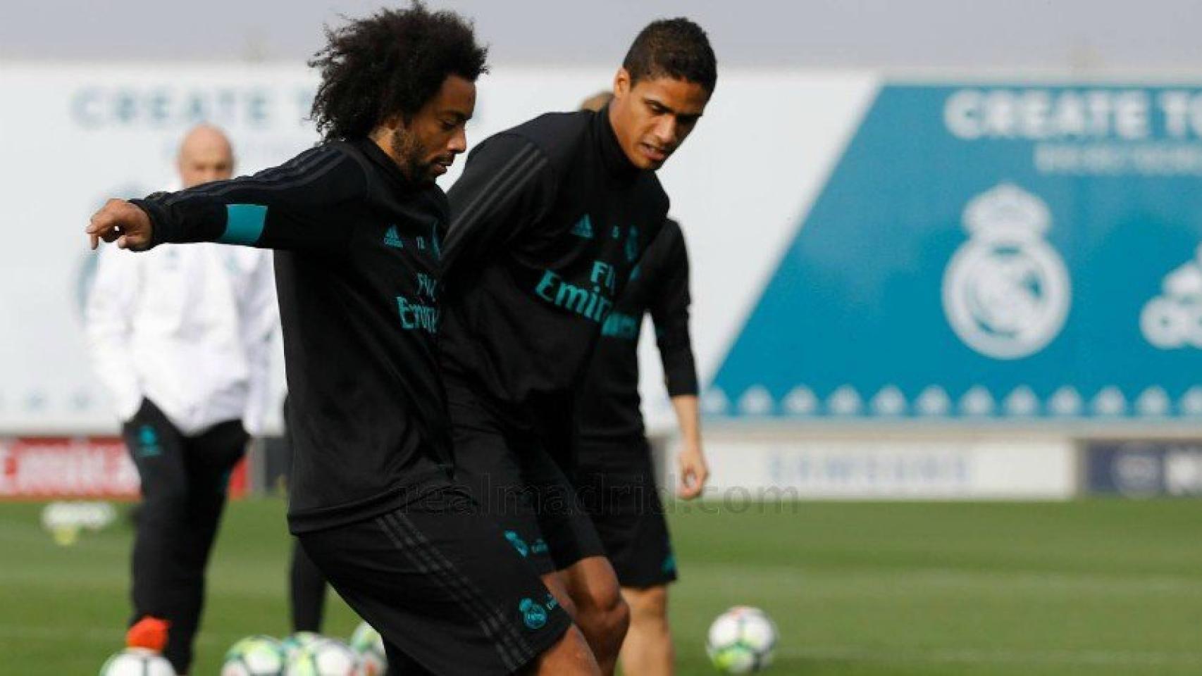 Marcelo y Varane se disputan un balón