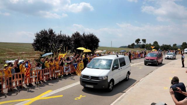 Grupos independentistas reciben a Forn, Turull y Rull a su llegada a la prisión de Llenoders.