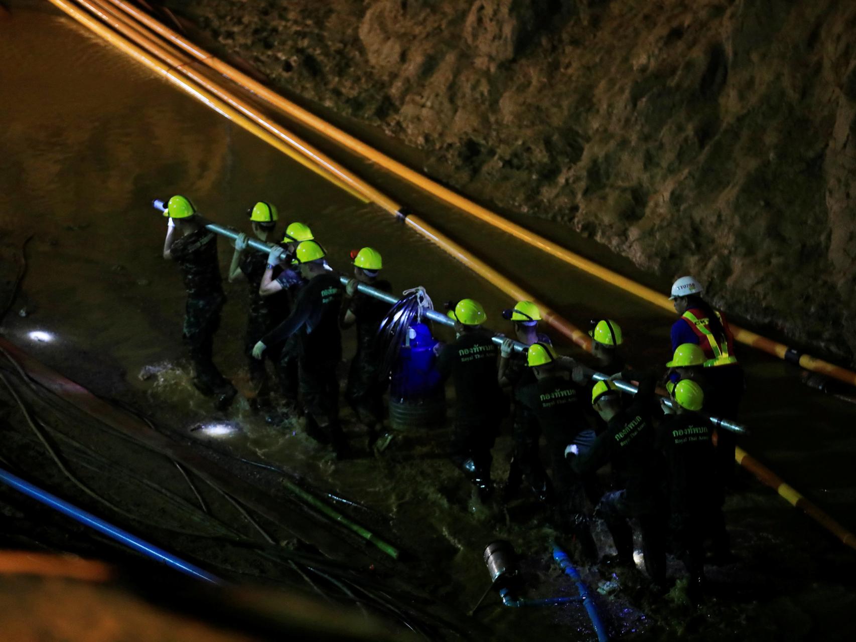 Soldados sacando los equipos de rescate.