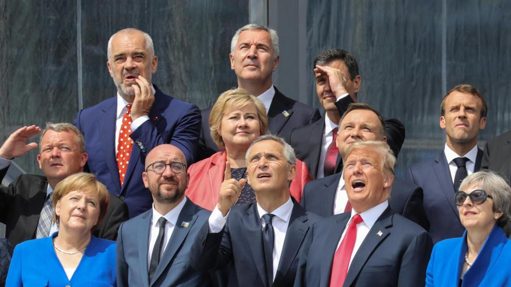 Trump, Sánchez y el resto de líderes de la OTAN posan para la foto de familia