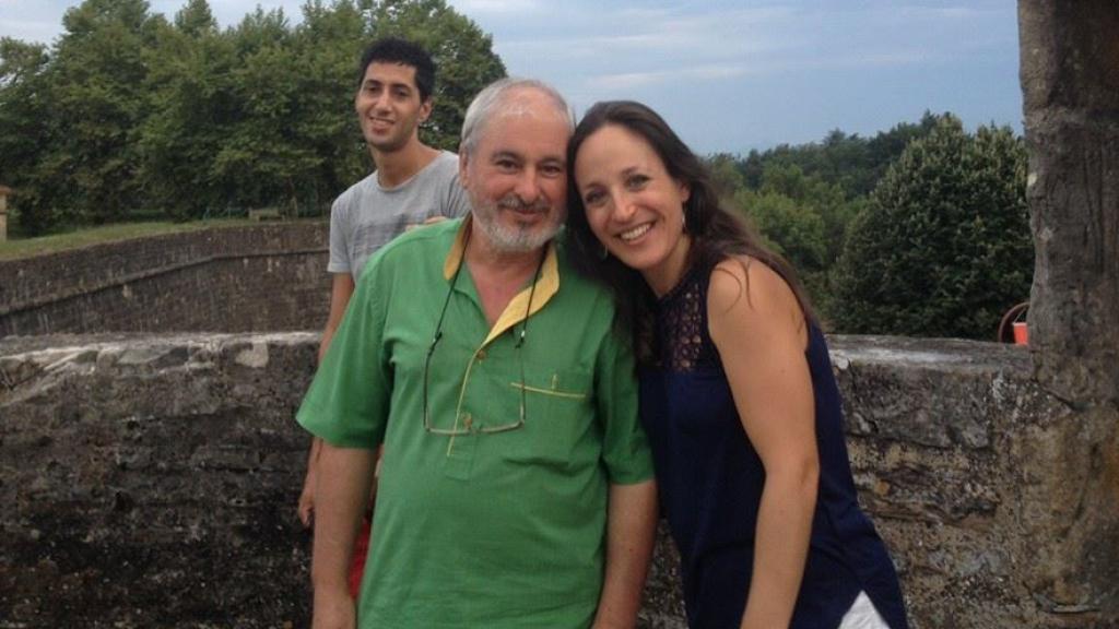 Padre, hija y el marido de ella, detrás, en agosto de 2015 en Navarrenx.