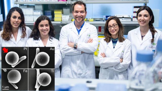 Samuel Sánchez y su equipo: Tania Patiño Padial, Diana Vilela García, Nerea Murillo Cremaes y Ana Cándida Lópes Hortelao. En primer plano, un nanorobot atacando una bacteria de E. Coli.