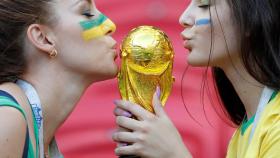 Dos chicas besan la Copa del Mundo en un estadio de Rusia.