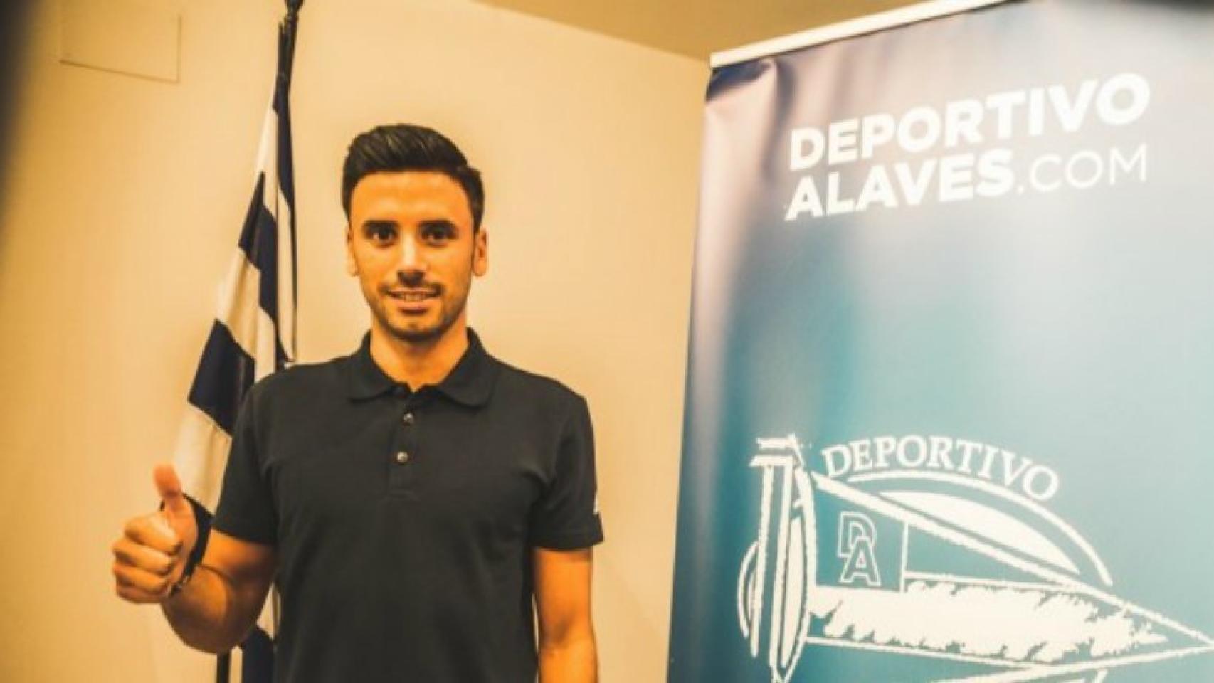 Javi Muñoz, en su presentación con el Alavés. Foto: deportivoalaves.com