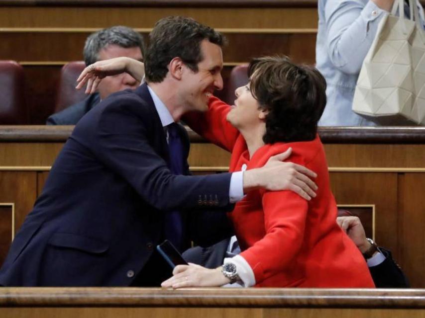 Los dos candidatos a presidir el PP: Soraya Sáenz de Santamaría y Pablo Casado.