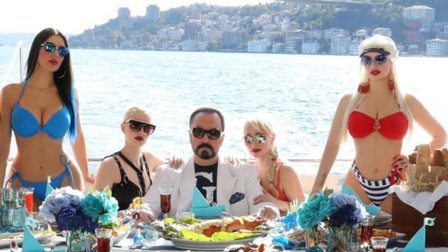 Adnan Oktar , el  excéntrico líder de una secta en Turquía.