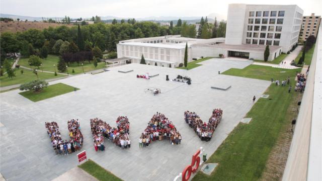 Alumnos recreando el logo de la Universidad de Navarra.