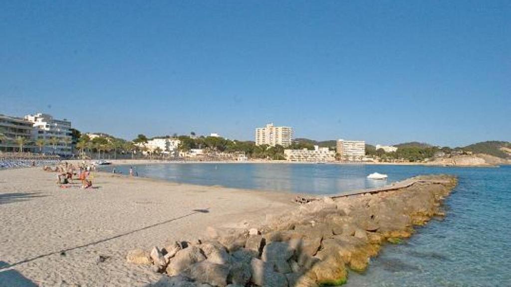 Playa Palmira en el pueblo mallorquín de Peguera