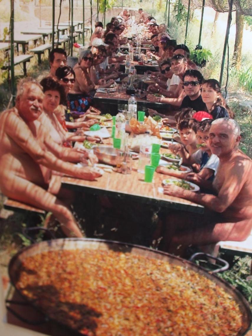 Las paellas naturistas congregan a más de un centenar de personas los fines de semana de verano