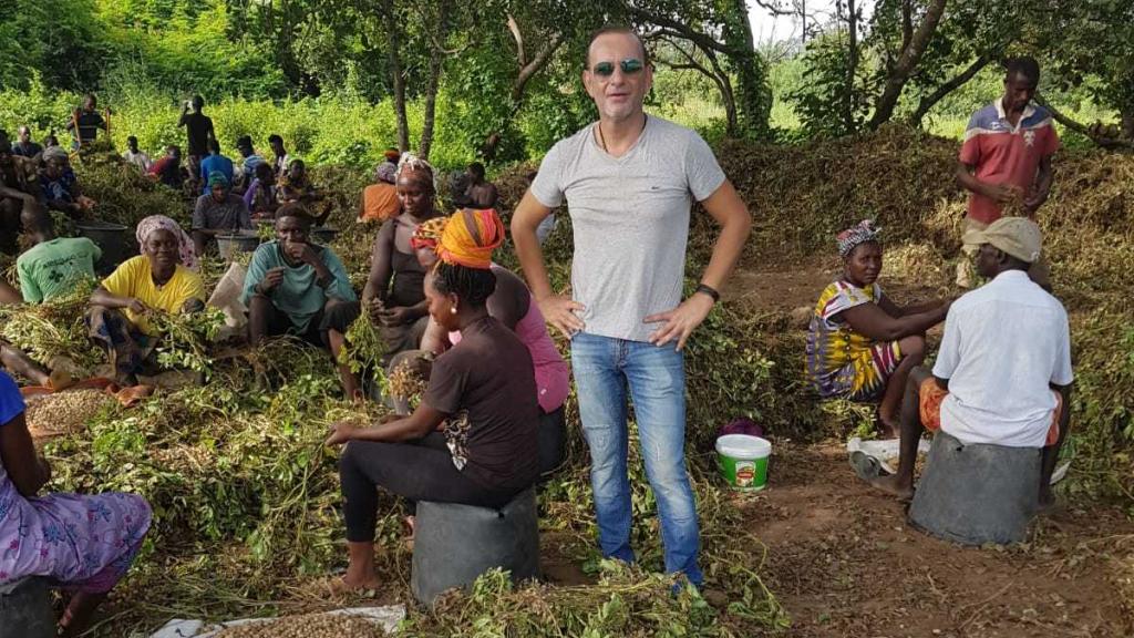 Cristóbal Sánchez en plena cosecha del cacahuete en su explotación de Guinea Bissau, en octubre de 2017, un mes antes de su detención en España.
