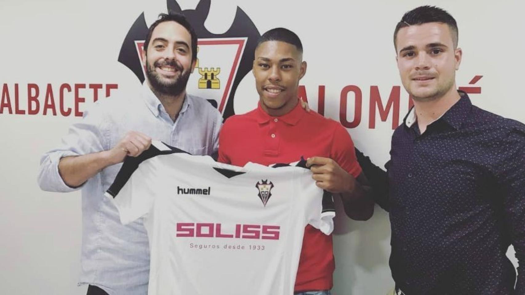 Isma posando con la camiseta del Albacete. Foto: Instagram. (@ial.99)