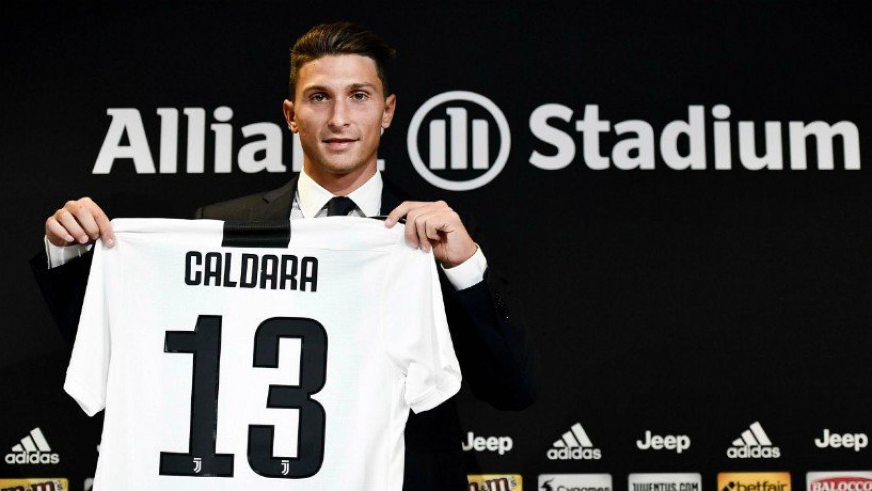 Caldara ficha por la Juventus. Foto Twitter (@juventusfc)