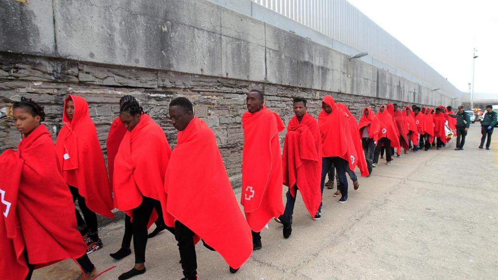 Llegan al puerto de Tarifa los 245 inmigrantes rescatados cuando intentaban llegar a España.