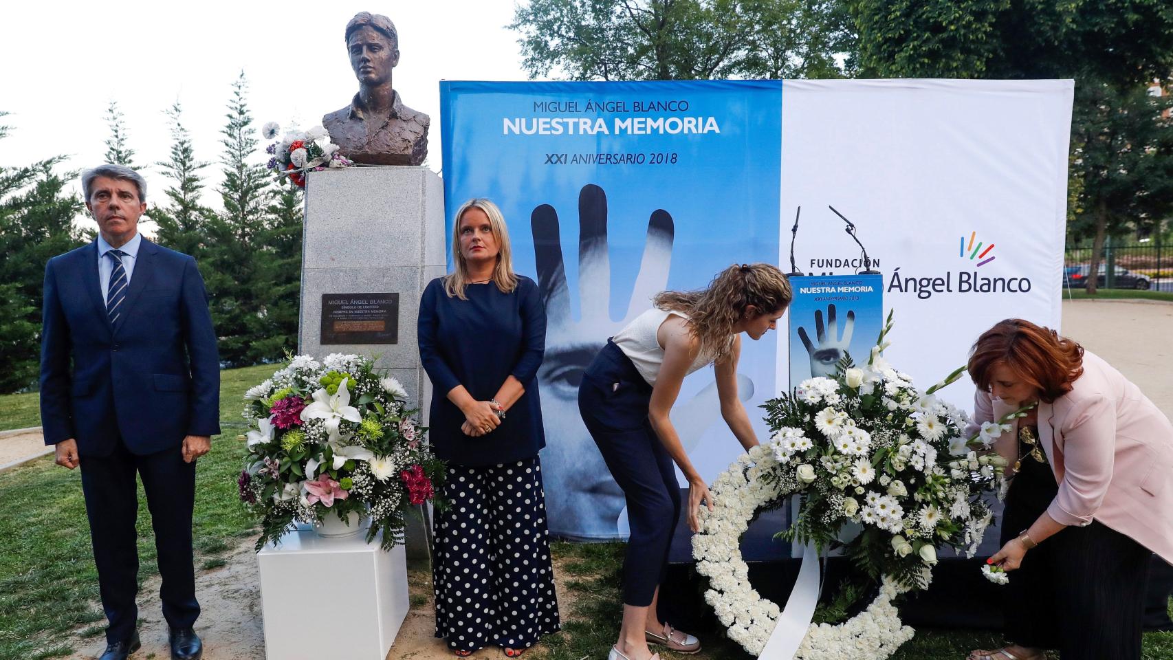 Ángel Garrido y la presidenta de la Fundación de Víctimas del Terrorismo, Mari Mar Blanco, durante el homenaje a Blanco.