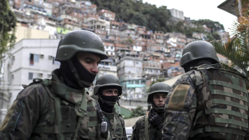 Los paramilitares entran en las favelas con el propósito de expulsar delincuentes.
