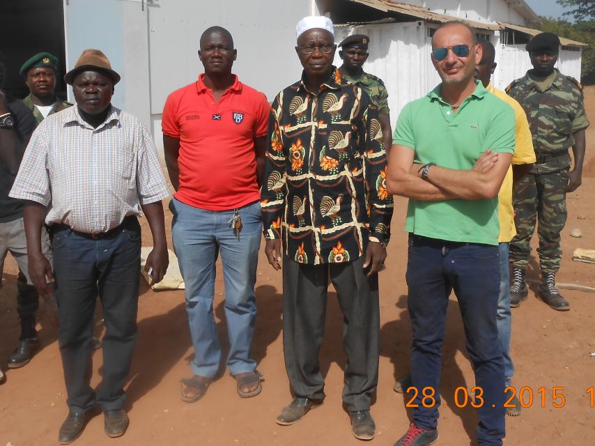 Cristóbal Sánchez (d) atiende una visita de autoridades de Guinea Bissau en la explotación agrícola de la empresa de la que es socio.