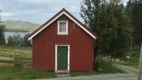 La casita donde duermen los dos jóvenes españoles dentro de la granja.