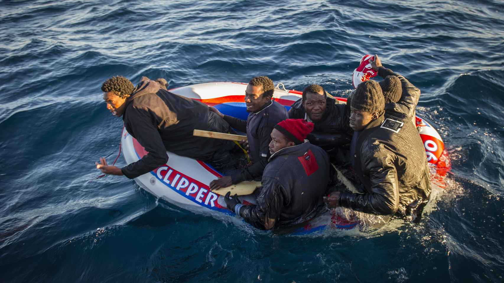 Emigrantes a la deriva en una barcaza de plástico en aguas del Estrecho de Gibraltar, en 2018. La imagen está tomada minutos antes de que Salvamento Marítimo los salvara de morir ahogados.