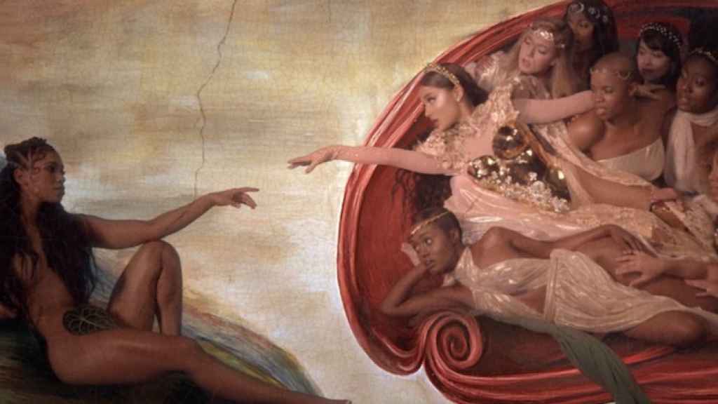 Fotograma del videoclip de Ariana Grande, God is a woman, donde emula La creación de Adán de Miguel Ángel.