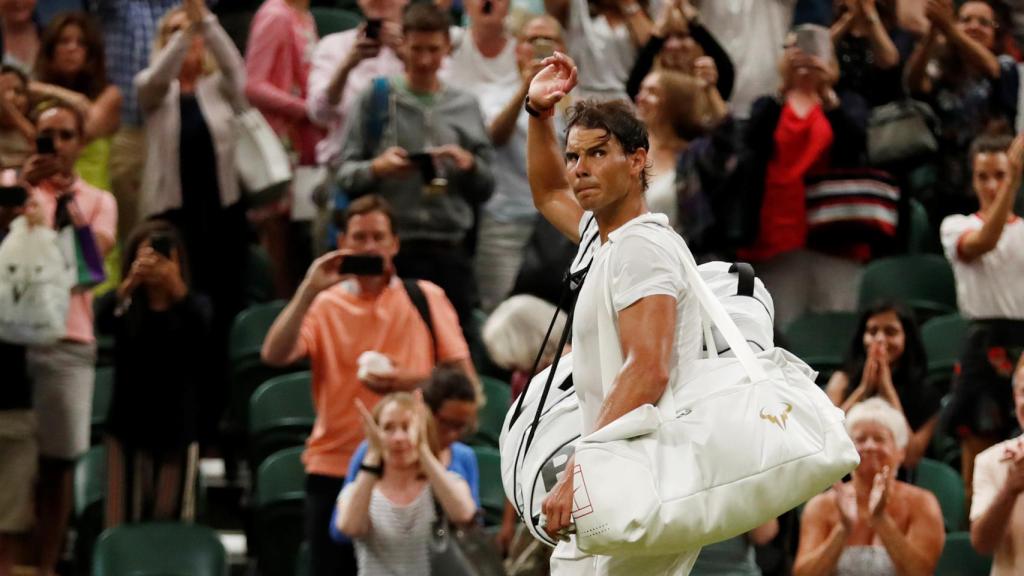 Nadal, al marcharse de la pista central de Wimbledon.